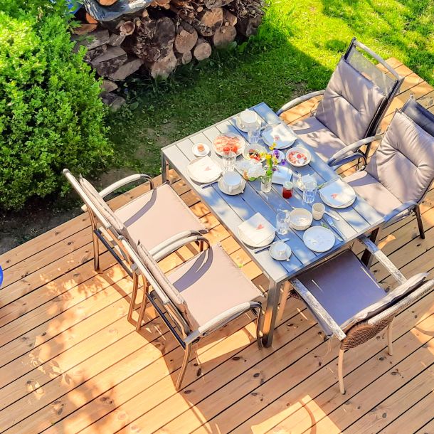 Natur Ferienwohnung Leogang EschenWald gemptliche Sonnenterrasse im eigenen Gartenbereich grüne Wiese